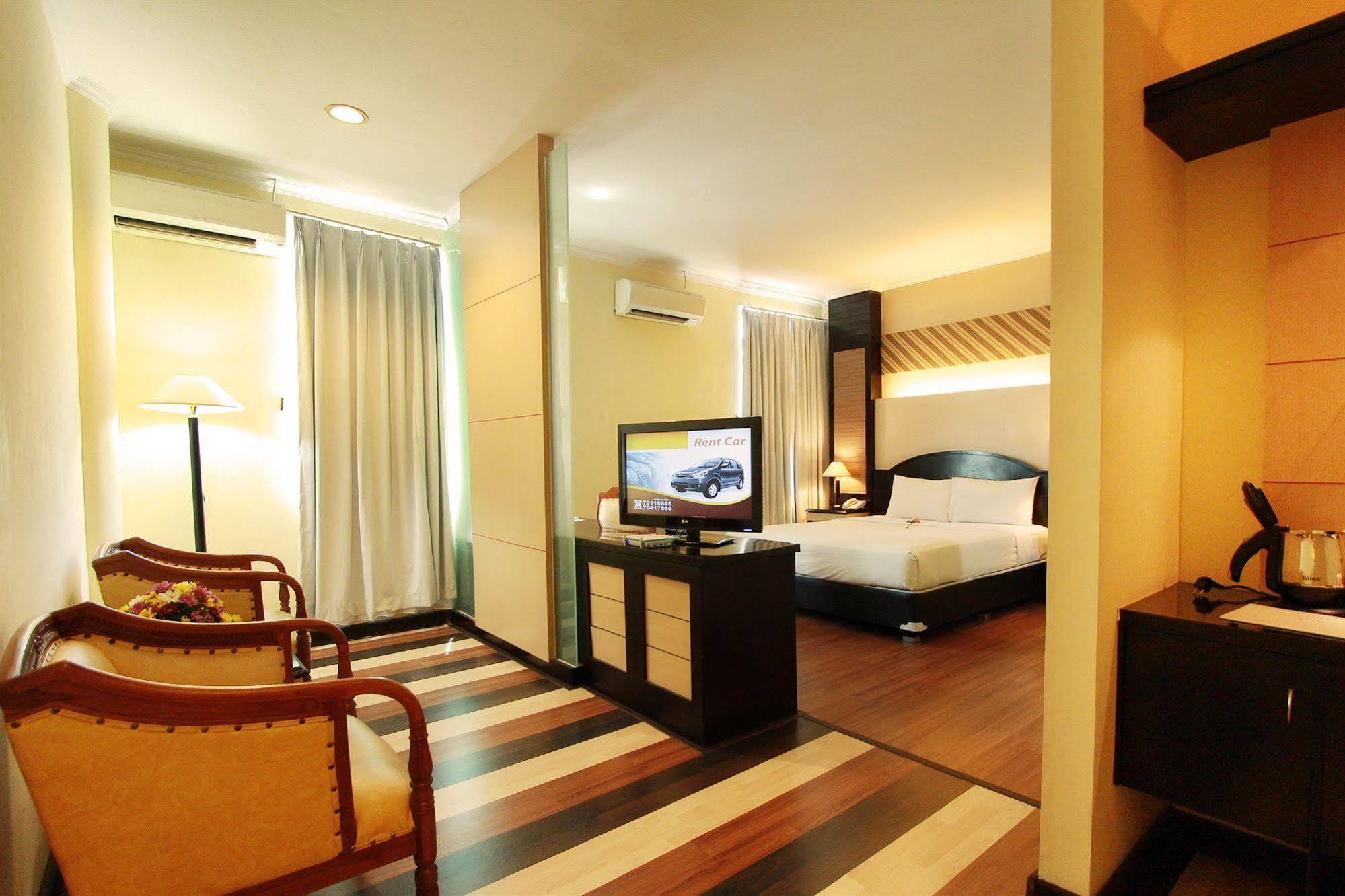 Pandanaran Hotel Semarang Exterior photo